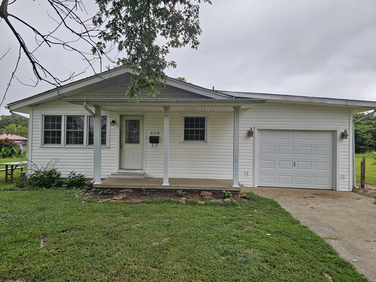 210 Dorris Drive Metropolis, IL 62960 - Photo 1 of 36