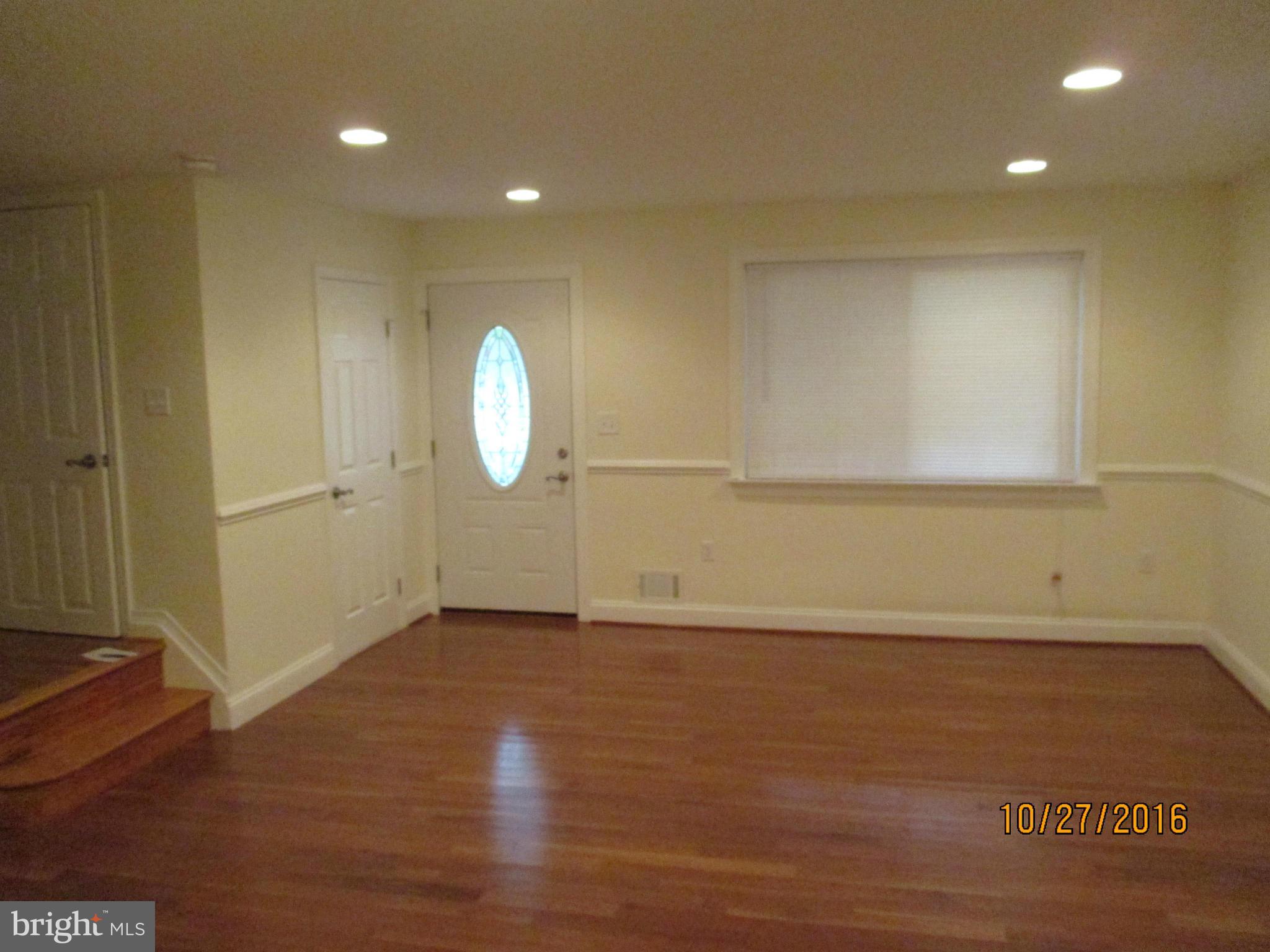 6800 Barnett Road Baltimore, MD 21239 - Photo 3 of 29 Living Room