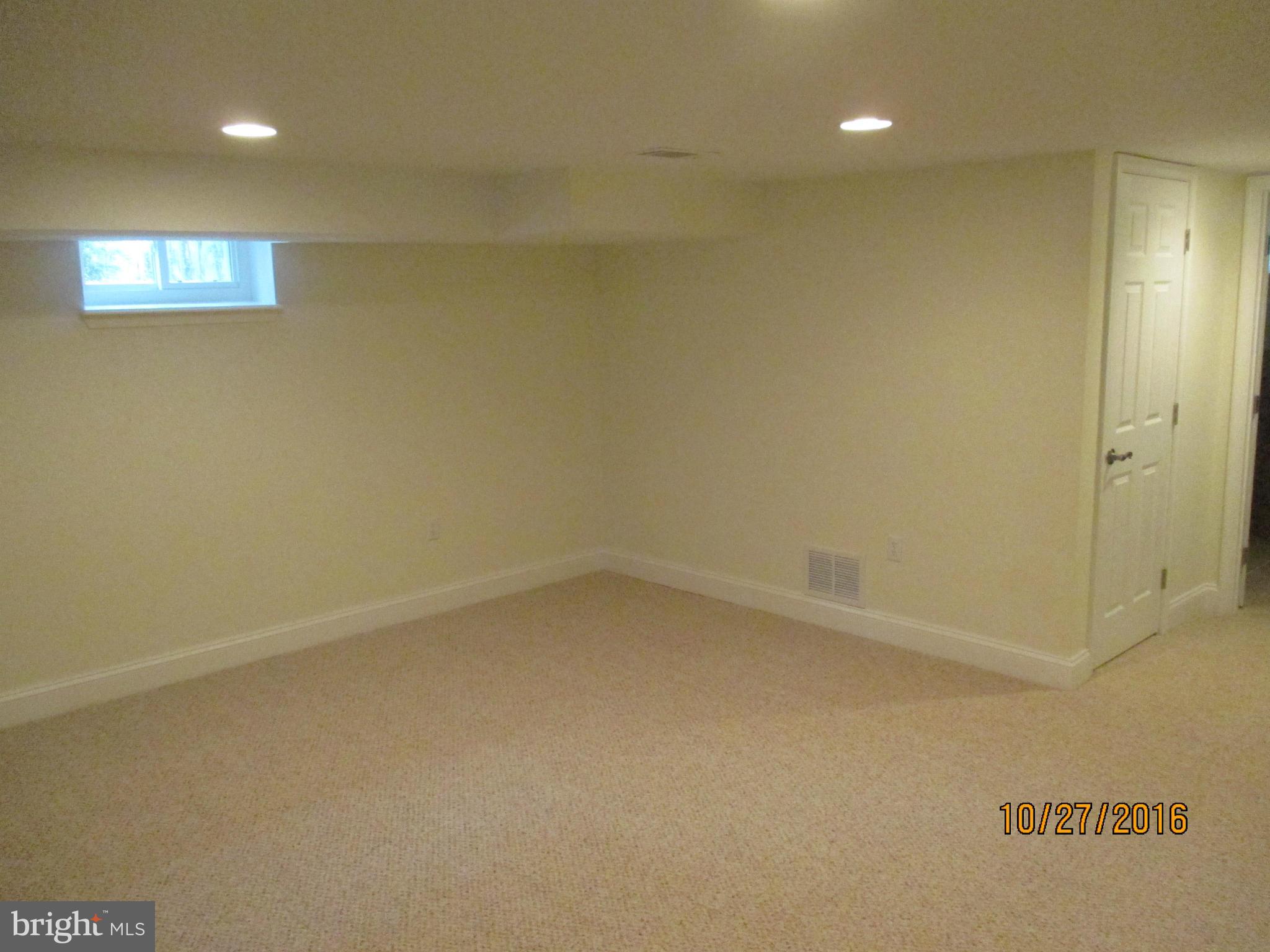 6800 Barnett Road Baltimore, MD 21239 - Photo 22 of 29 Large Family Room