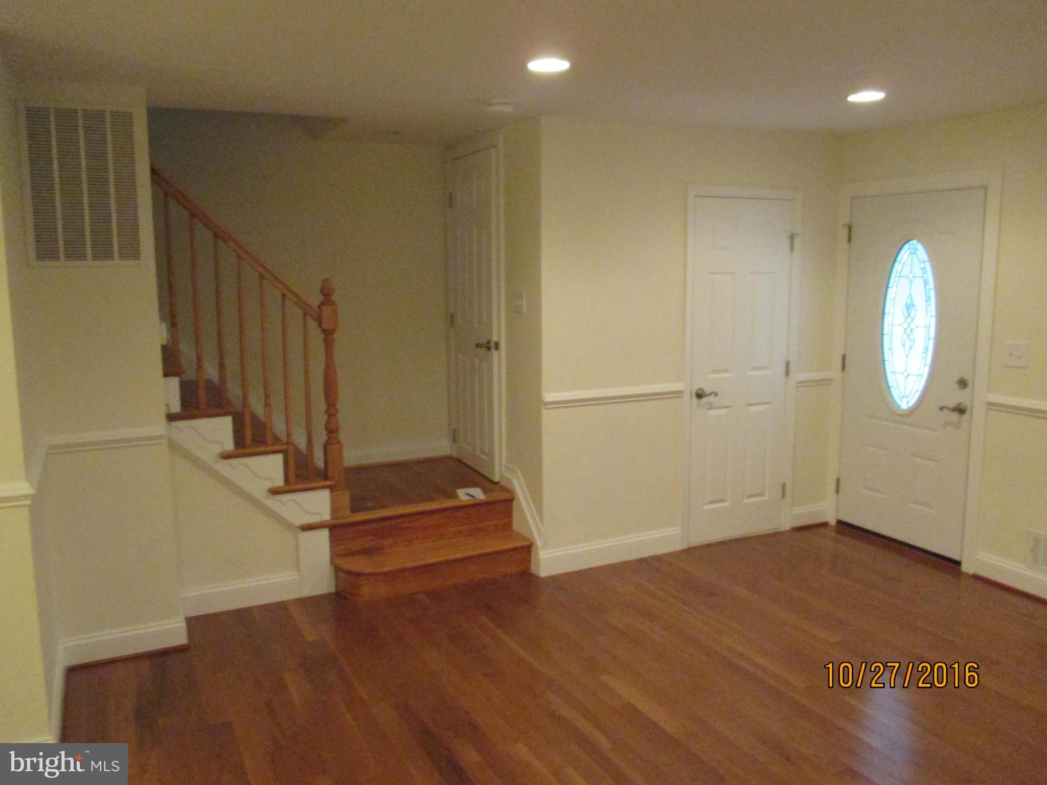 6800 Barnett Road Baltimore, MD 21239 - Photo 5 of 29 Living Room