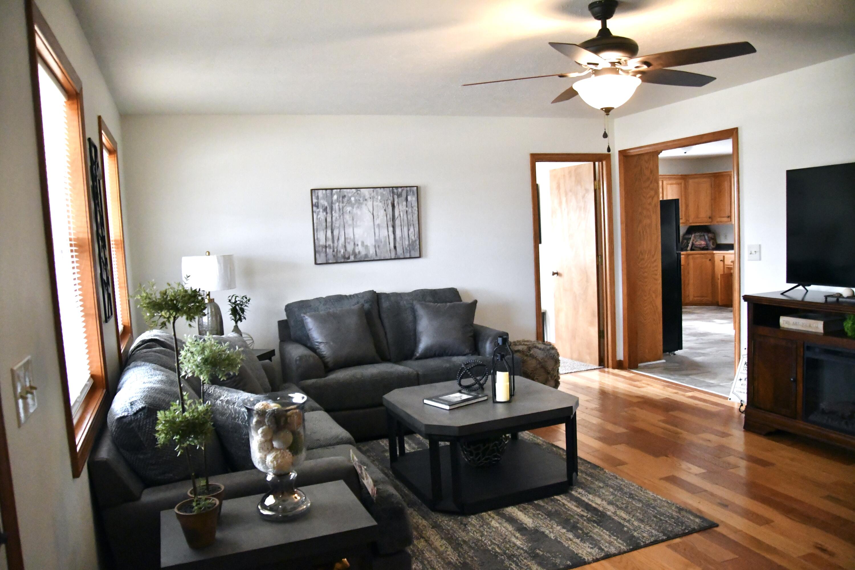 2021 Morrisville Road Bolivar, MO 65613 - Photo 5 of 36 Living Room