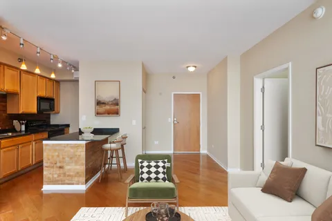 $375,000 | 435 West Erie Street, Unit 2204, Chicago, IL 60654