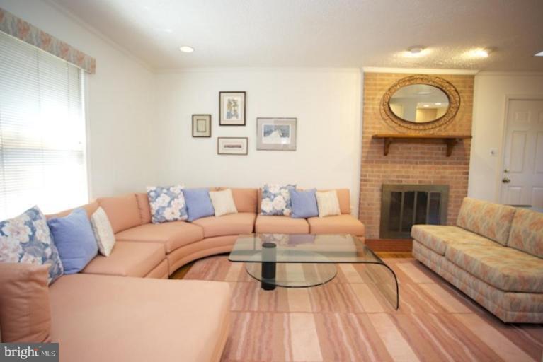 10800 Midsummer Drive Reston, VA 20191 - Photo 20 of 30 Family Room