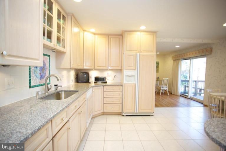 10800 Midsummer Drive Reston, VA 20191 - Photo 25 of 30 Kitchen #3