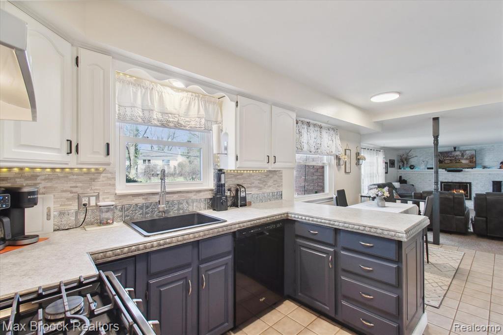 30244 Barwell Road Farmington Hills, MI 48334 - Photo 2 of 44