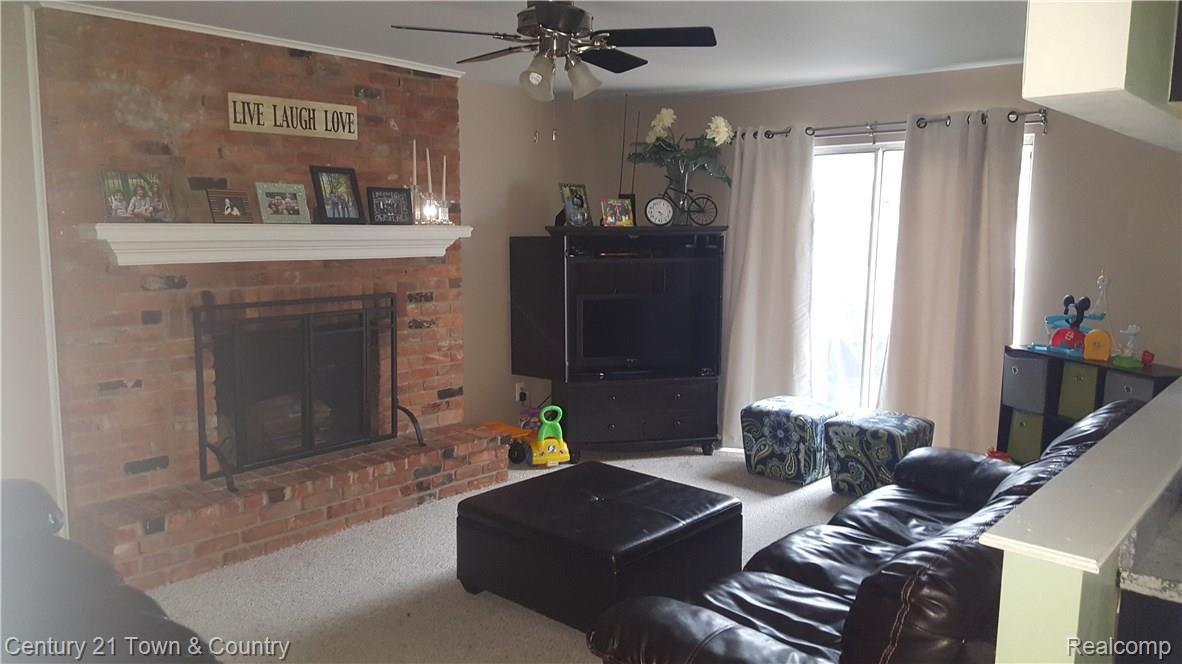 1587 Deerhurst Lane Rochester, MI 48307 - Photo 16 of 35 Family Room