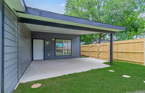 $1,500 | 210 North San Jacinto Street, San Antonio, TX 78207