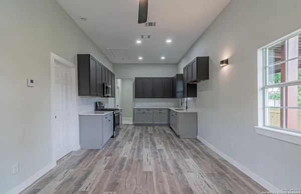 $1,500 | 210 North San Jacinto Street, San Antonio, TX 78207