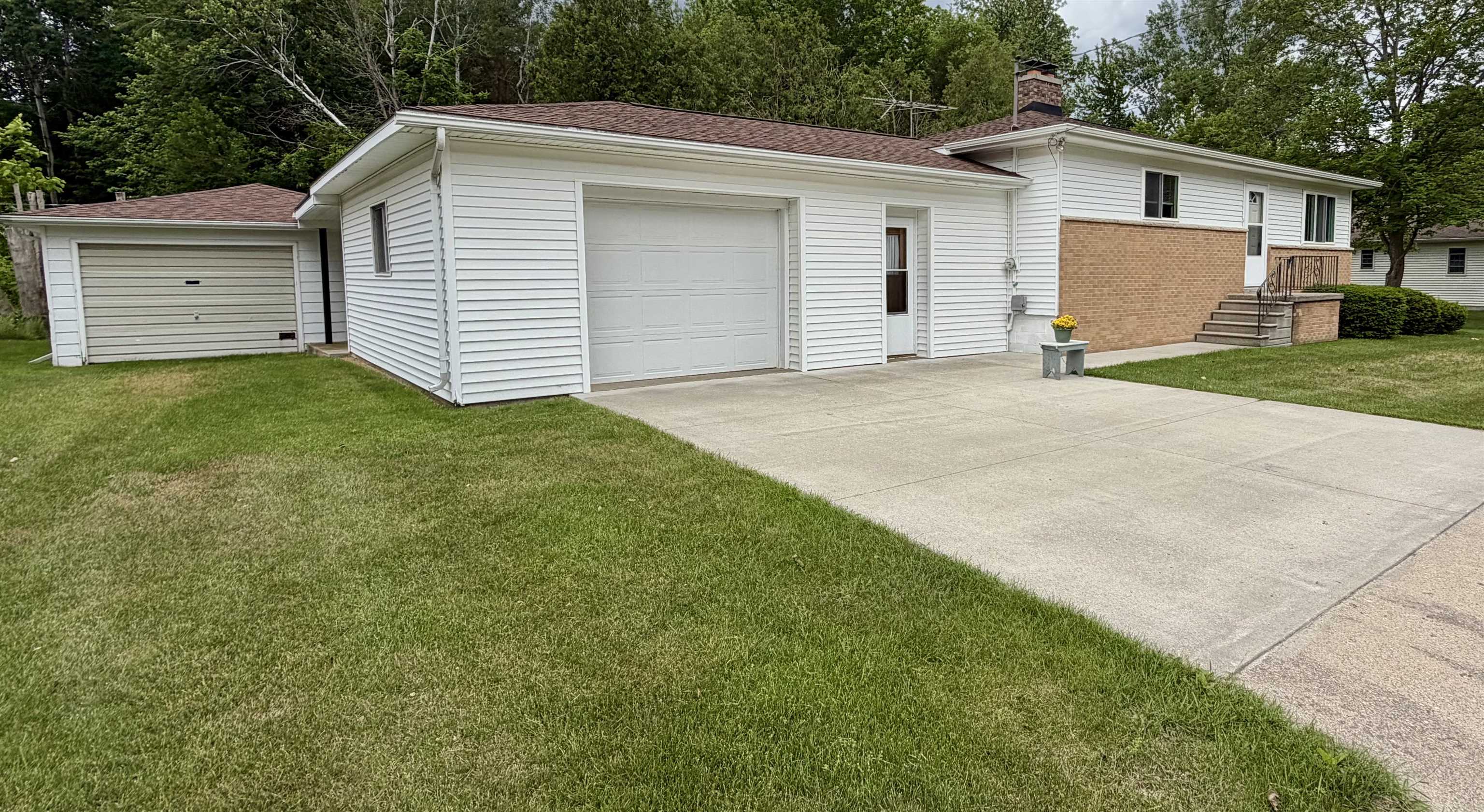 216 8th Street Pinconning, MI 48650 - Photo 3 of 29