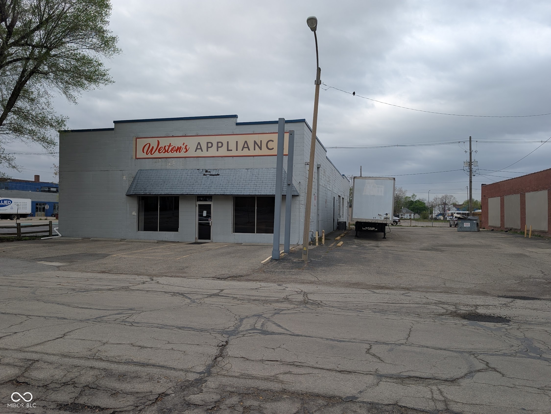 627 Meridian Street Anderson, IN 46016 - Photo 2 of 16