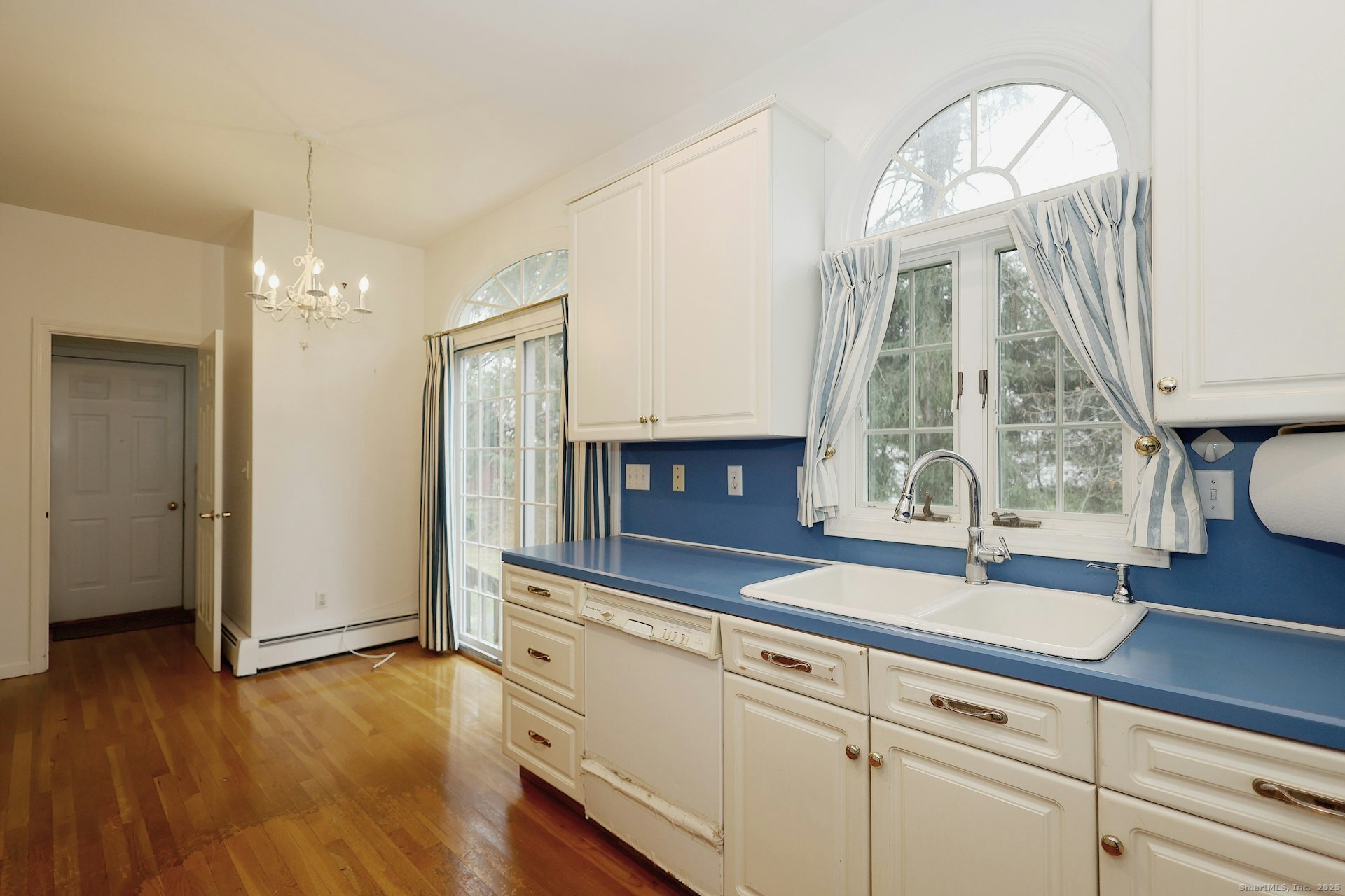 1213 Cedar Road Fairfield, CT 06890 - Photo 14 of 40 a spacious bathroom with a sink and a mirror