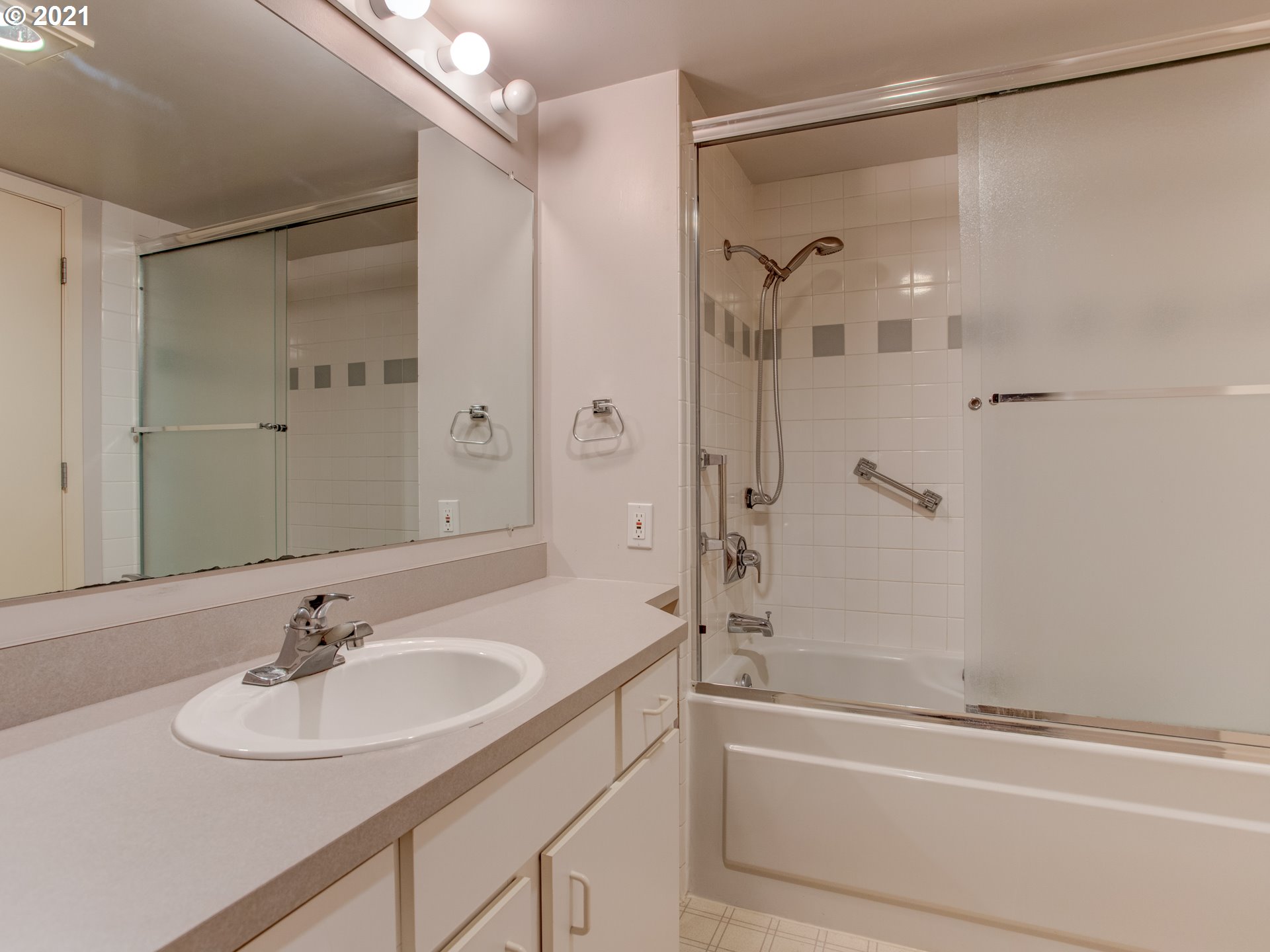 6685 West Burnside Road, Unit 323 Portland, OR 97225 - Photo 11 of 29 Gallery Image 11