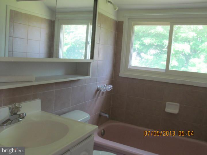 30 Harrow Road Levittown, PA 19056 - Photo 14 of 22 Gallery Image 14