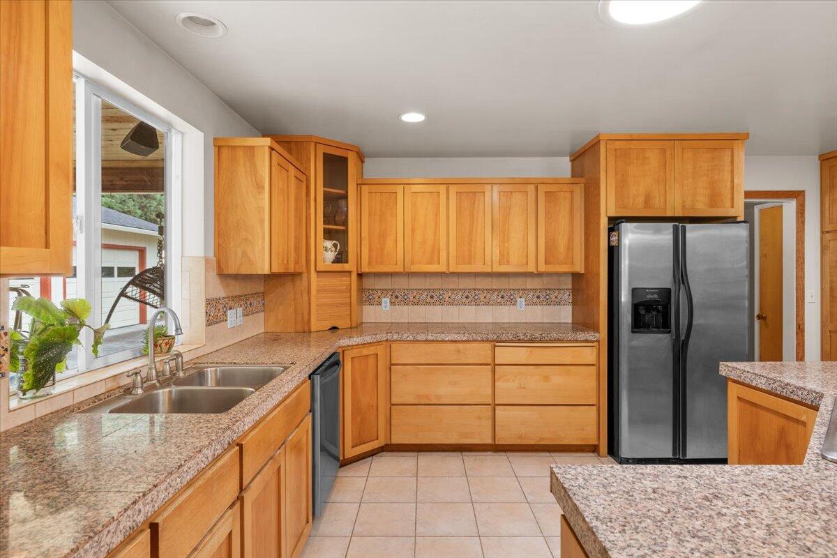 3307 Freeland Road Central Point, OR 97502 - Photo 9 of 34
