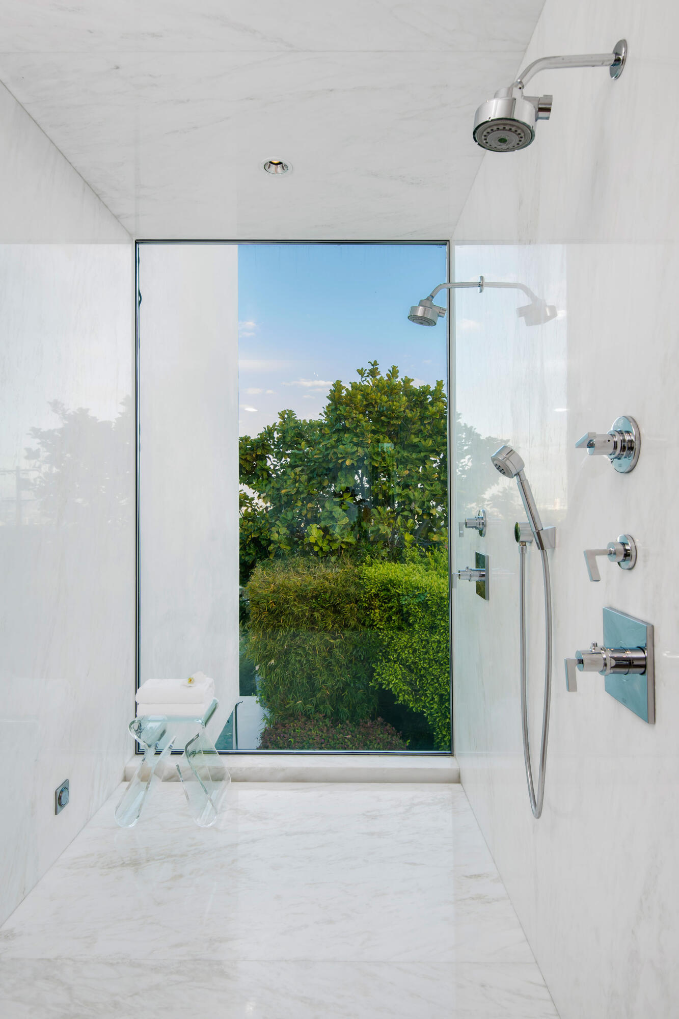 1288 Angelo Drive Beverly Hills, CA 90210 - Photo 21 of 33 a bathroom with a shower