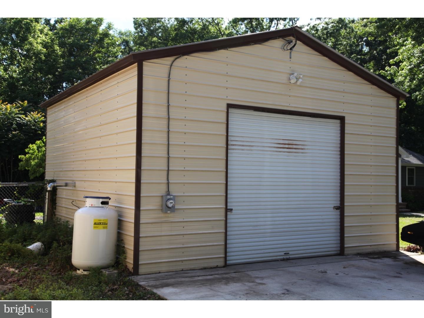 407 Junction Road Berlin, NJ 08009 - Photo 4 of 16 Garage