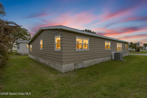 $200,000 | 1427 Barefoot Circle, Barefoot Bay, FL 32976