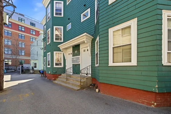 $3,300 | 12 Kilby Street, Unit 3L, Somerville, MA 02143