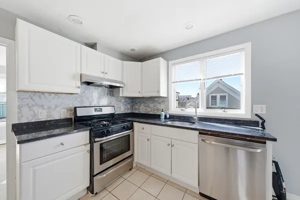 $3,300 | 12 Kilby Street, Unit 3L, Somerville, MA 02143