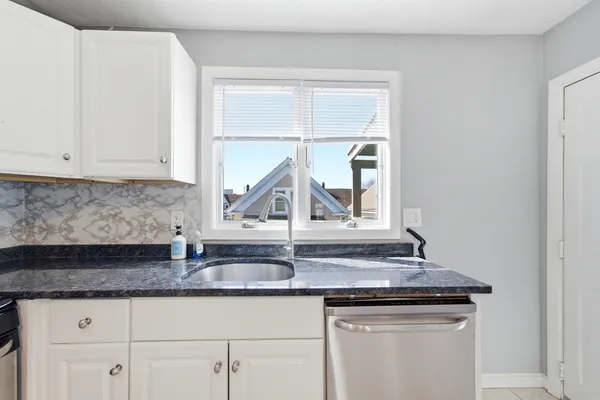 $3,300 | 12 Kilby Street, Unit 3L, Somerville, MA 02143