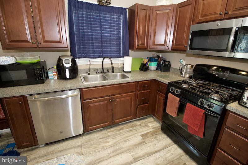 138 Robin Way Magnolia, DE 19962 - Photo 10 of 37 Spacious Kitchen