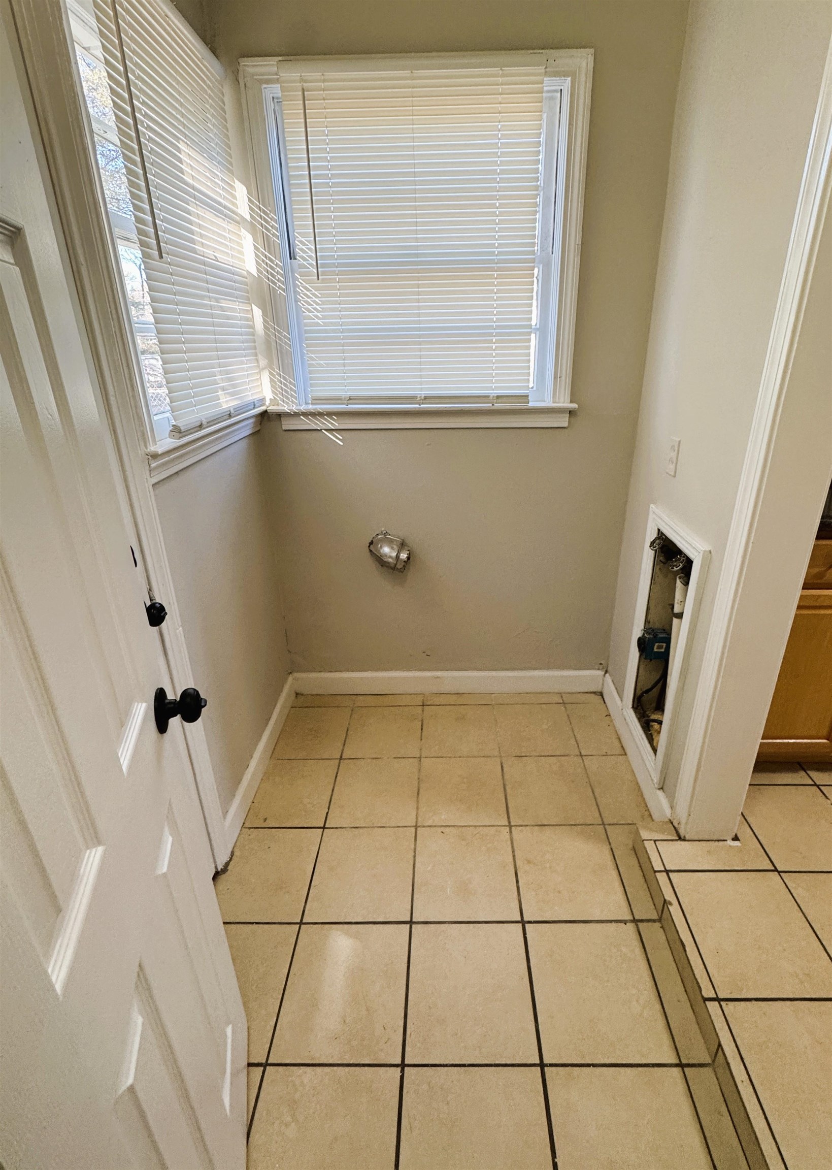 1331 Colonial Road Memphis, TN 38117 - Photo 15 of 18 a view of a bathroom with white door