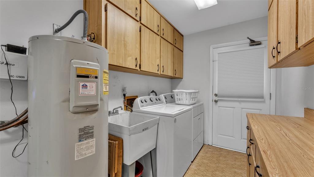 815 West Socrum Loop Road Lakeland, FL 33809 - Photo 34 of 41 a utility room with dryer and washer