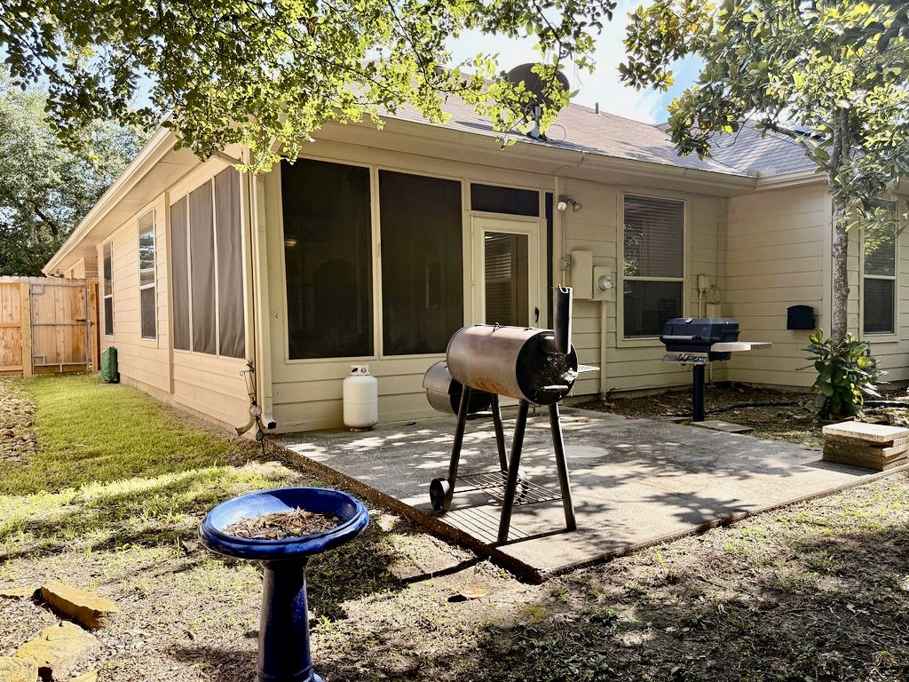 90 North Country Gate Circle Conroe, TX 77384 - Photo 41 of 43 patio in backyard