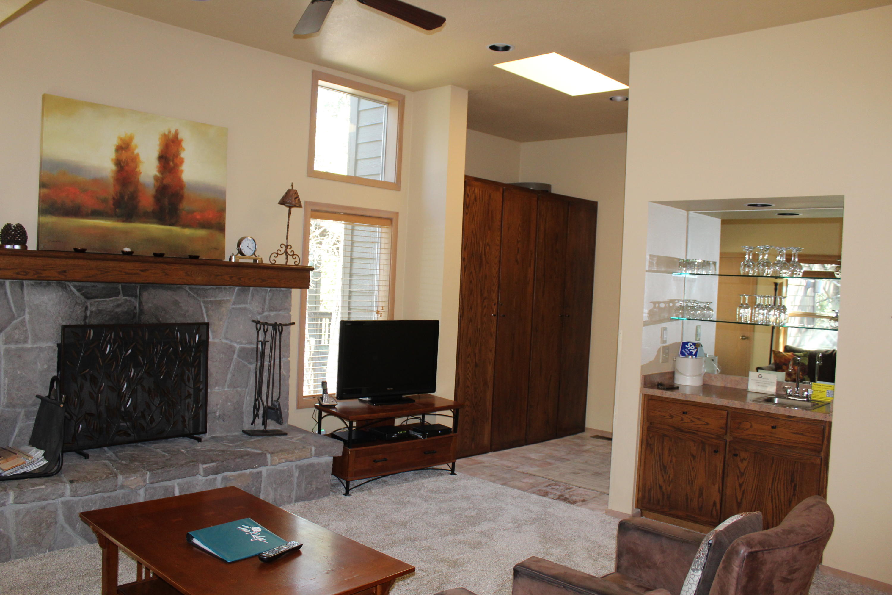 57379-30d1 Beaver Ridge Loop Sunriver, OR 97707 - Photo 3 of 23 3-lvrm-R30