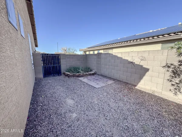 a view of a backyard