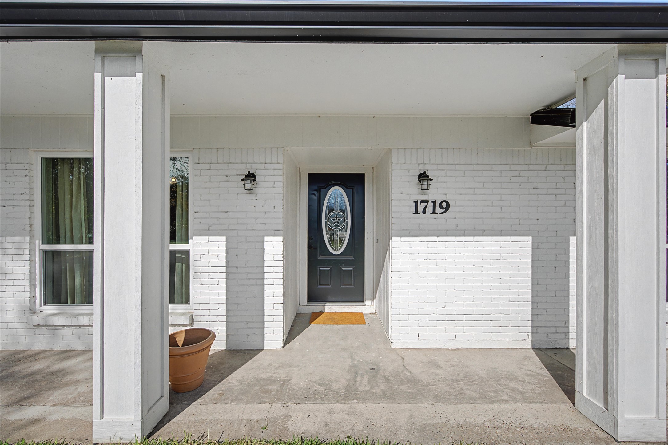 1719 Eastvale Drive Spring, TX 77386 - Photo 4 of 34 Inviting front Porch