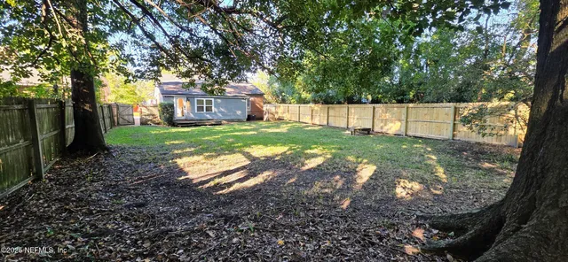 a view of a yard in front of house