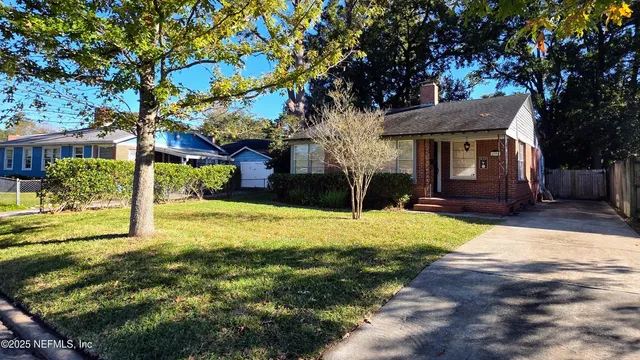 a view of a house with a yard
