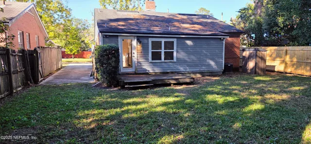 a view of a yard with a tree