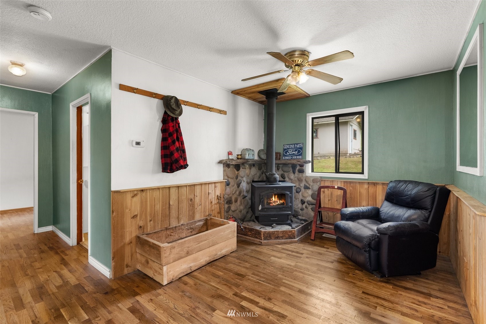 916 Southeast Korpi Way Winlock, WA 98596 - Photo 10 of 31 a living room with furniture and a ceiling fan