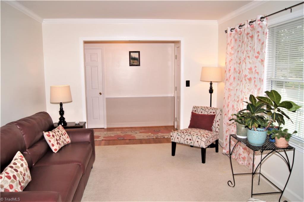 2520 Weymoth Road Winston-Salem, NC 27103 - Photo 2 of 30 Living room