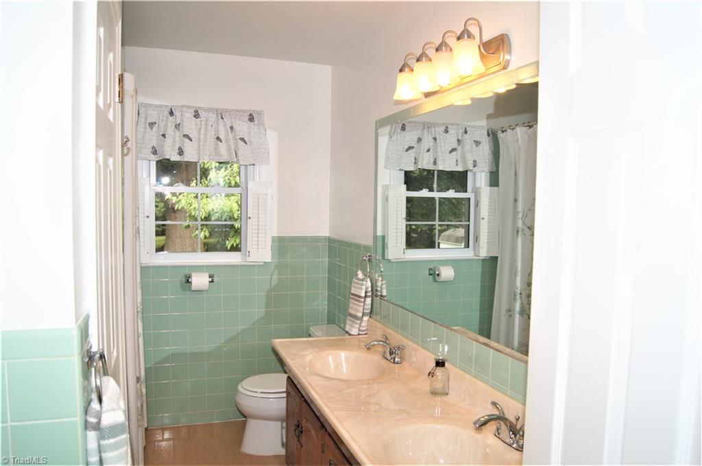 2520 Weymoth Road Winston-Salem, NC 27103 - Photo 13 of 30 Hall Bath
