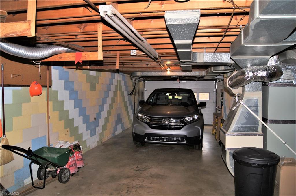 2520 Weymoth Road Winston-Salem, NC 27103 - Photo 20 of 30 Tandem basement parking garage