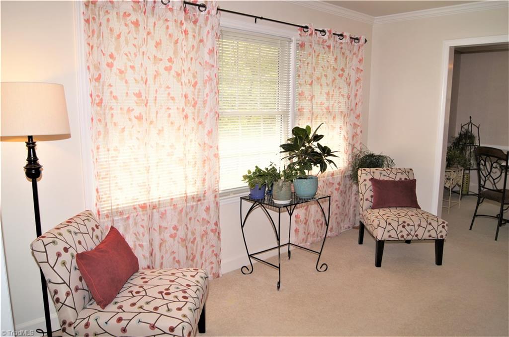 2520 Weymoth Road Winston-Salem, NC 27103 - Photo 3 of 30 Living room