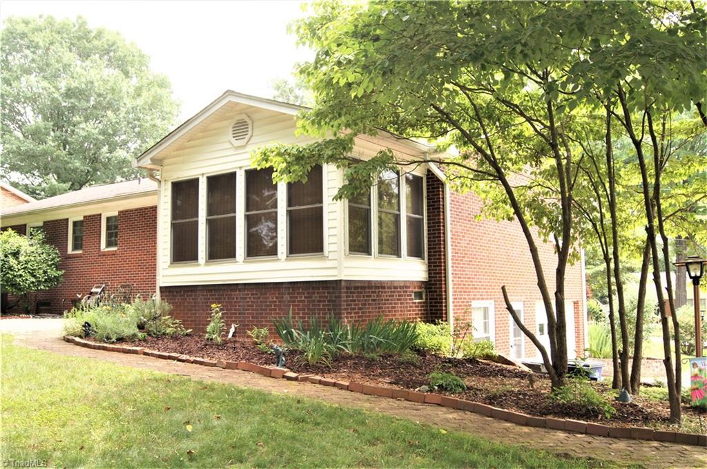 2520 Weymoth Road Winston-Salem, NC 27103 - Photo 24 of 30 Exterior back with sunroom