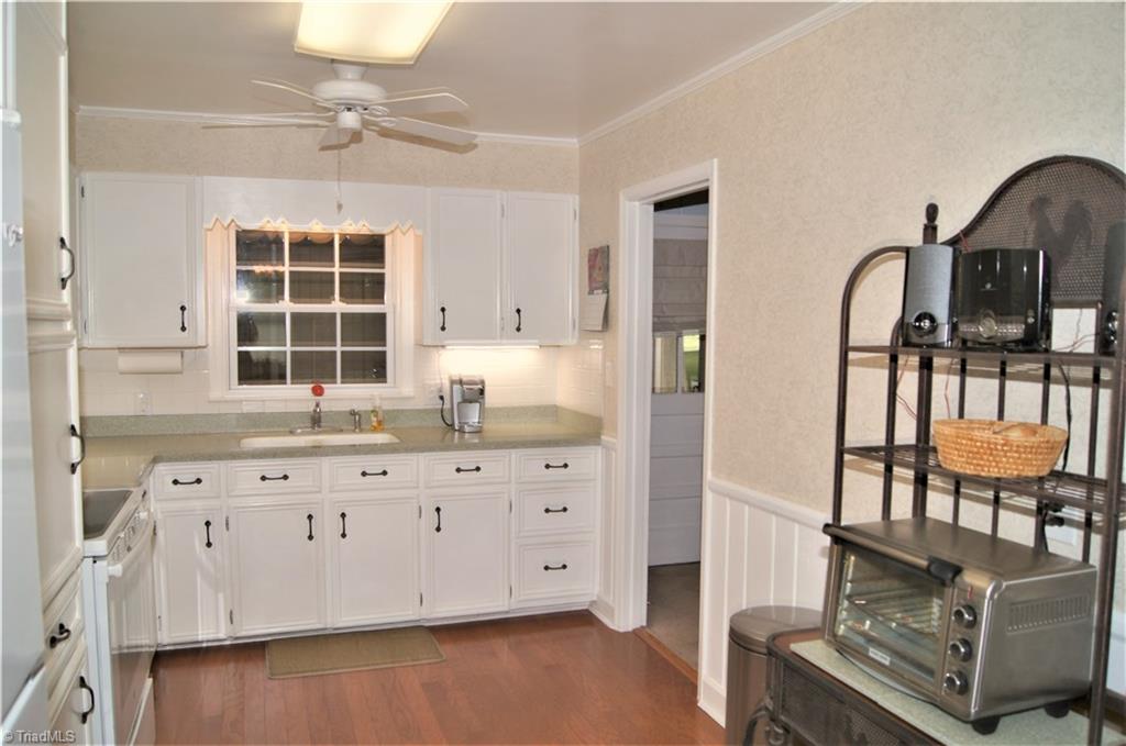 2520 Weymoth Road Winston-Salem, NC 27103 - Photo 9 of 30 Kitchen with Corian counter tops