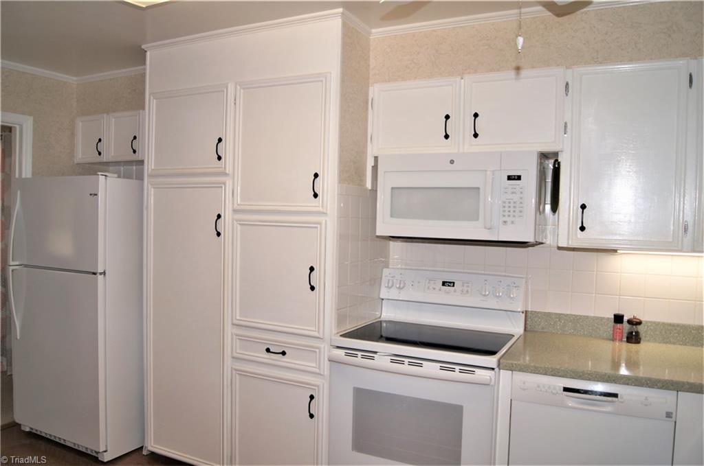 2520 Weymoth Road Winston-Salem, NC 27103 - Photo 10 of 30 Kitchen