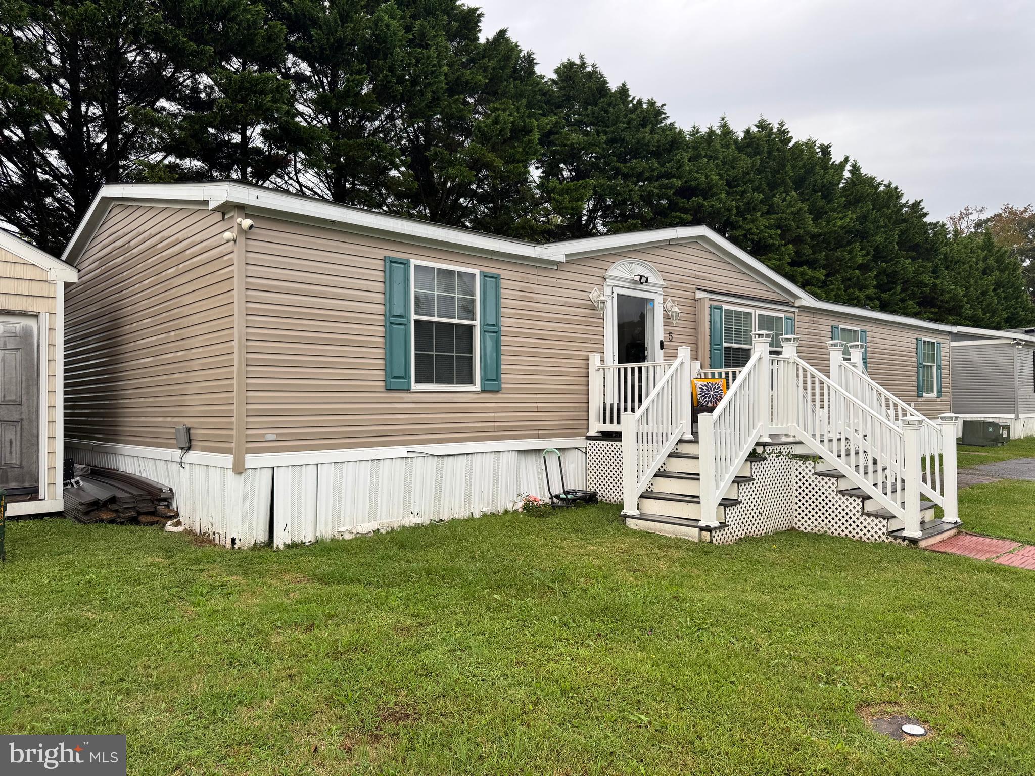 a view of a house with backyard