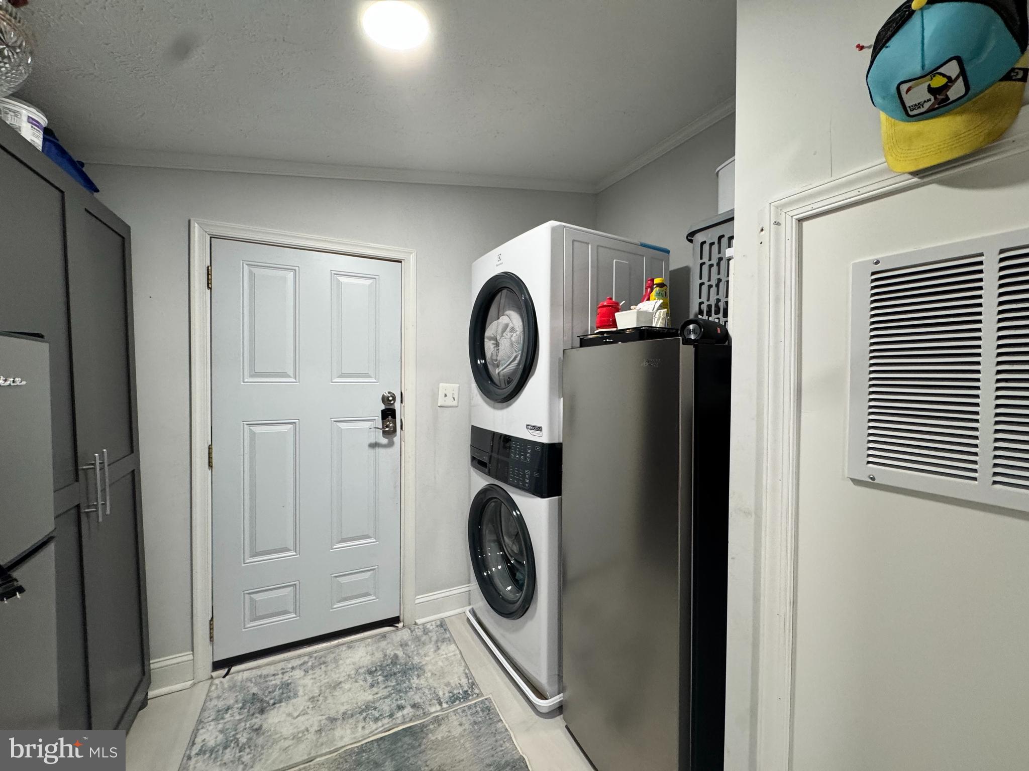 5 Emery Circle Delmar, DE 19940 - Photo 18 of 49 a close view of washer and dryer