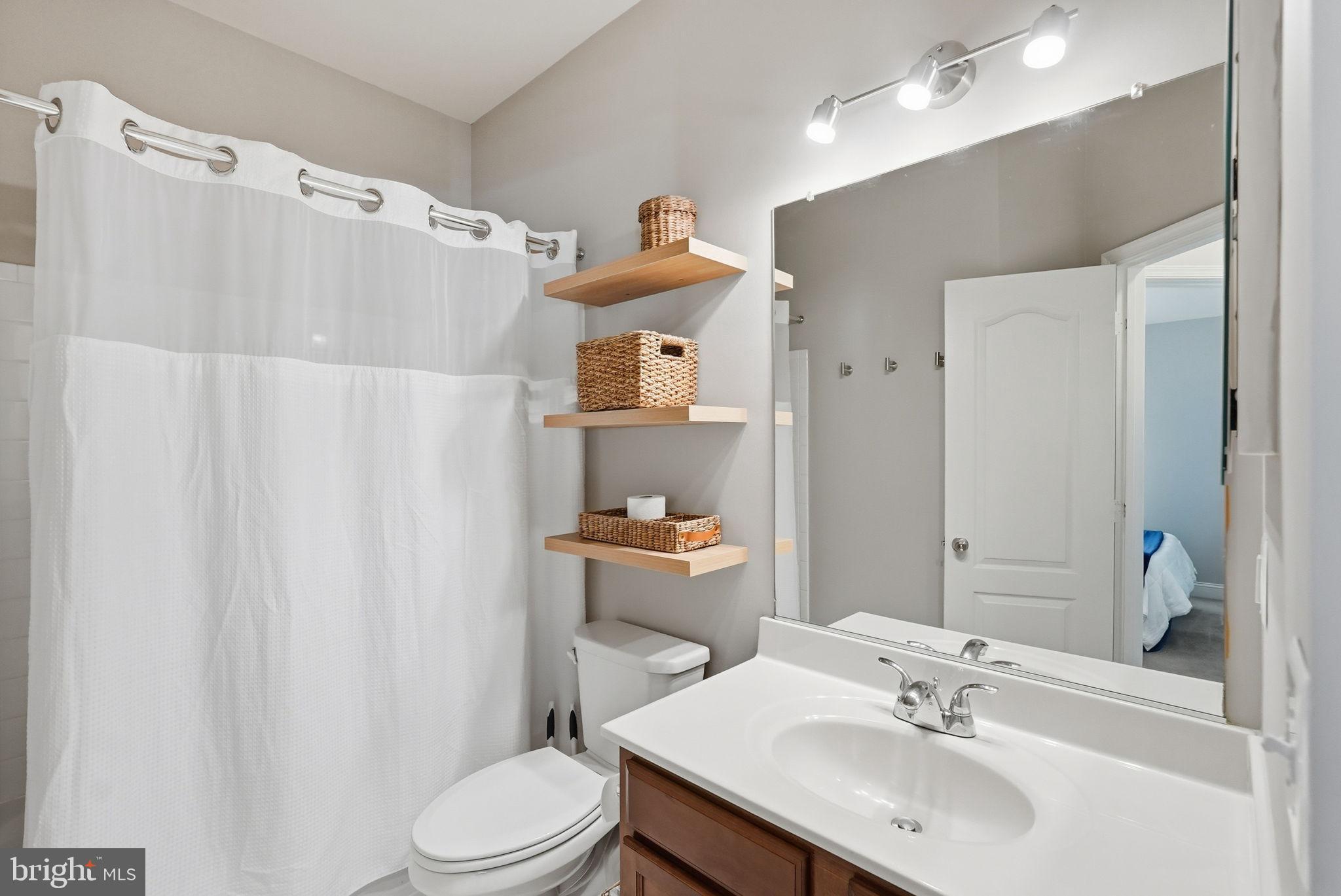 5027 Potomac Highlands Circle Triangle, VA 22172 - Photo 22 of 32 Bathroom 2 on the upper level
