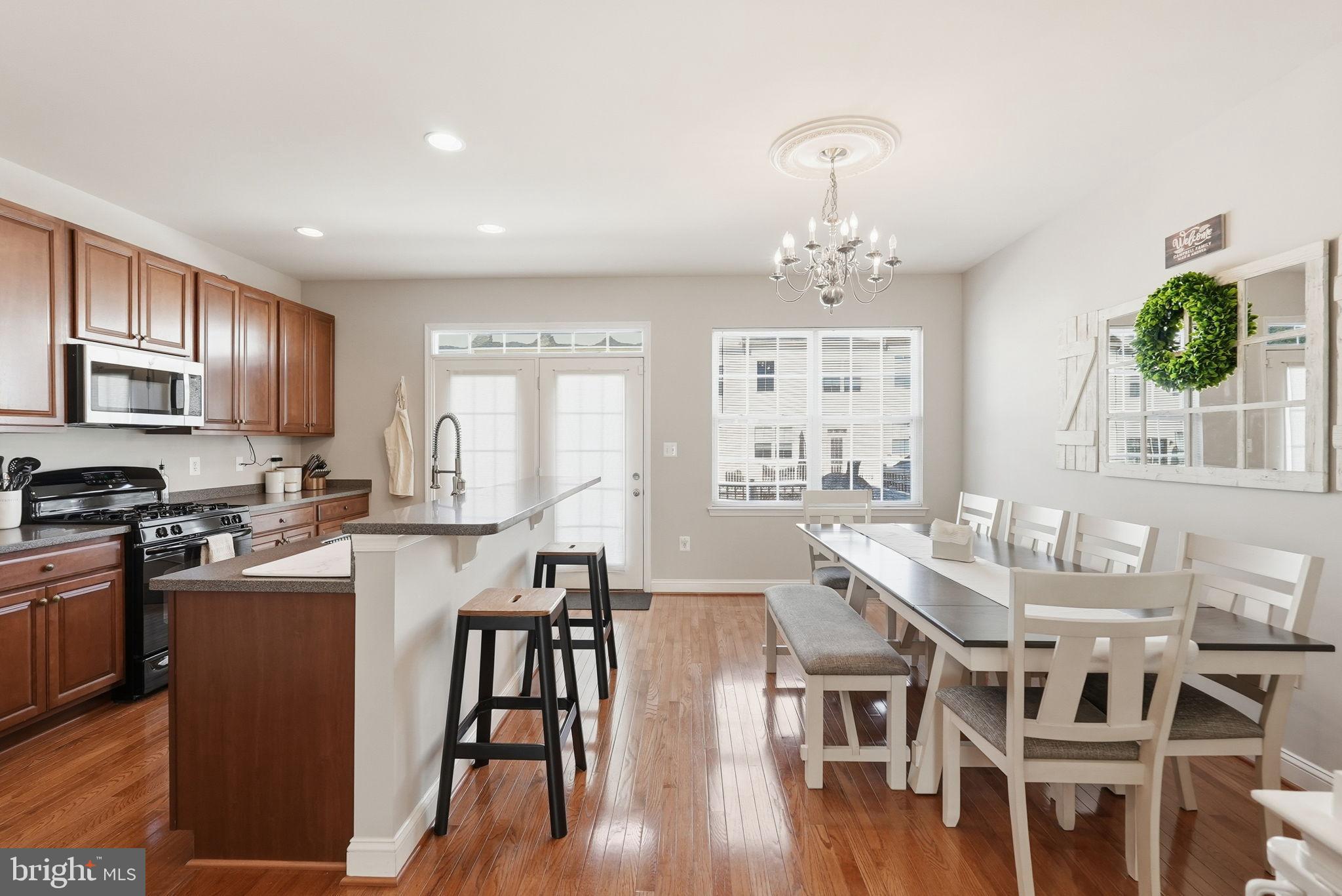 5027 Potomac Highlands Circle Triangle, VA 22172 - Photo 6 of 32 Bright kitchen with breakfast bar and dining area