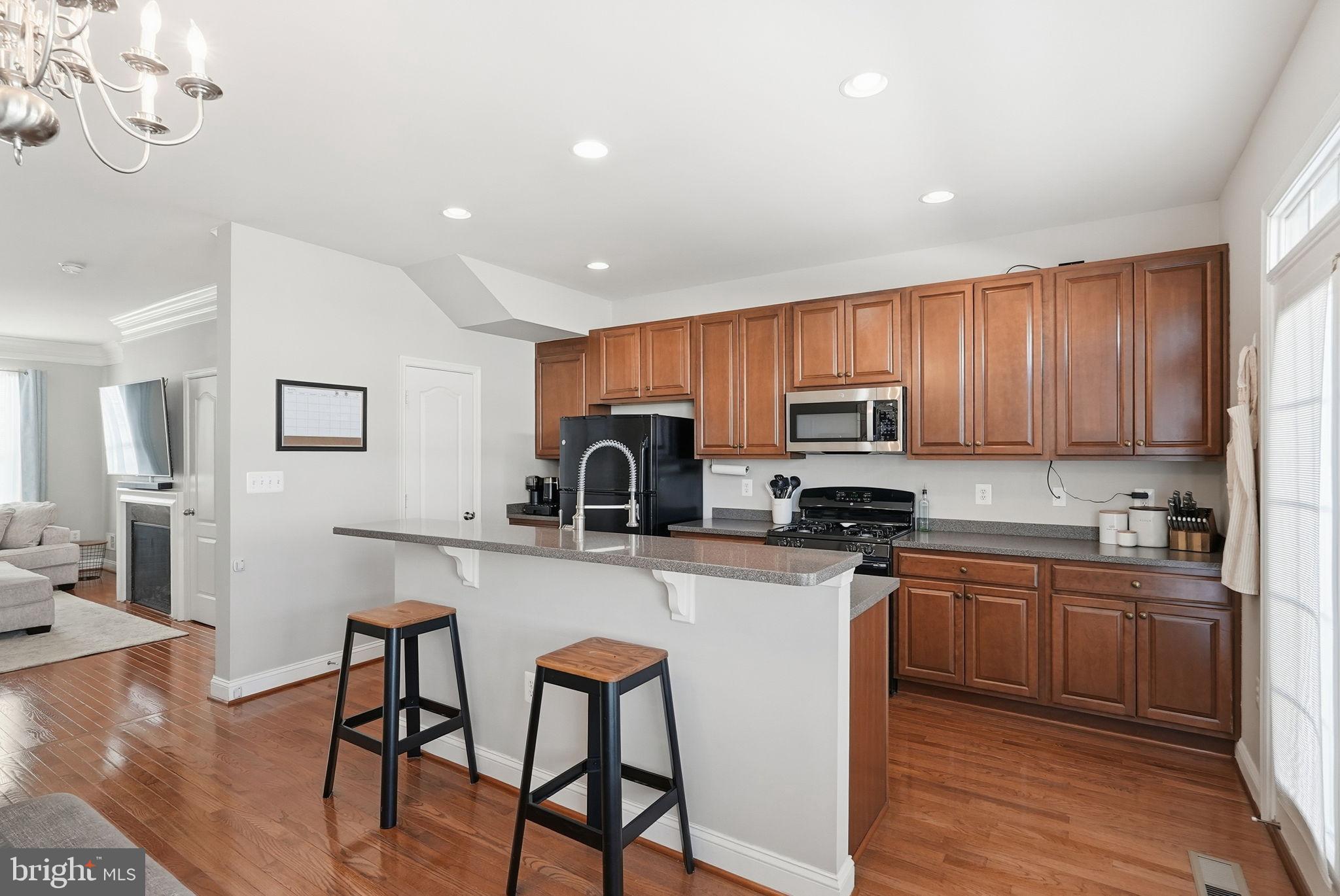 5027 Potomac Highlands Circle Triangle, VA 22172 - Photo 8 of 32 Warm and inviting kitchen with recessed lighting