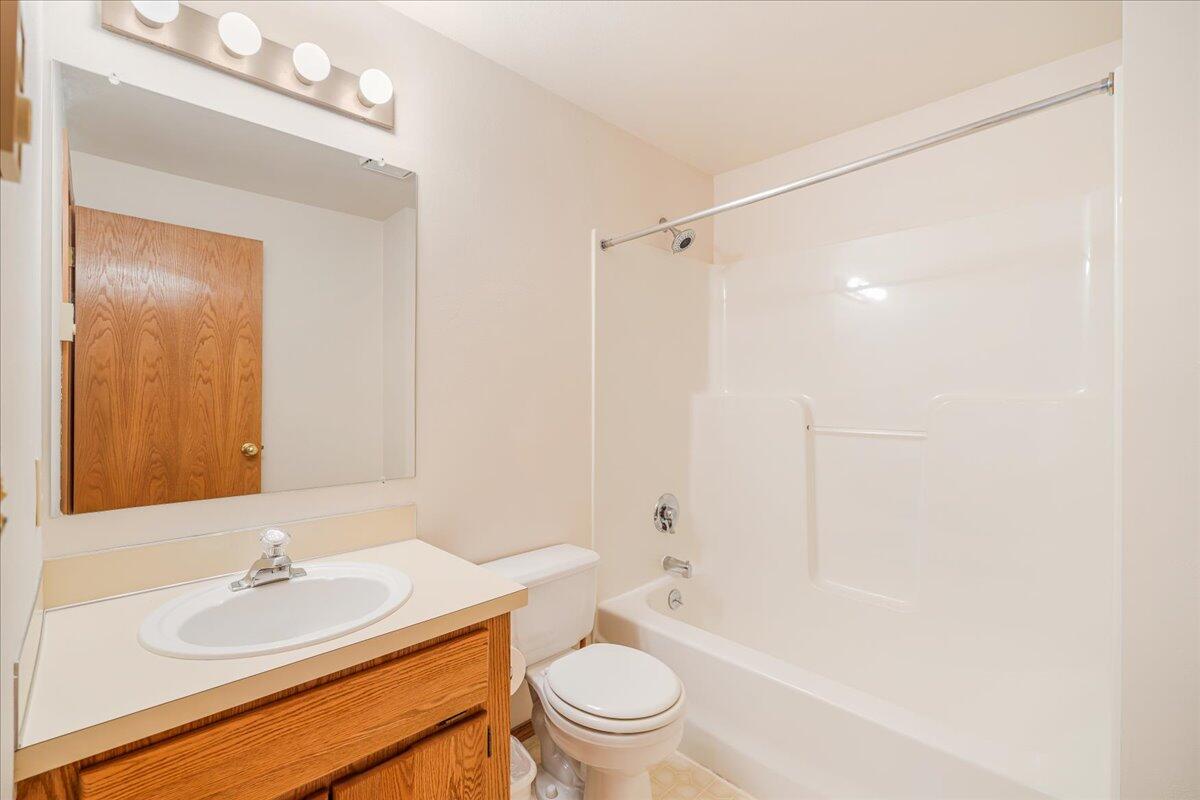 19304 Baker Road Bend, OR 97702 - Photo 26 of 38 Guest Bathroom