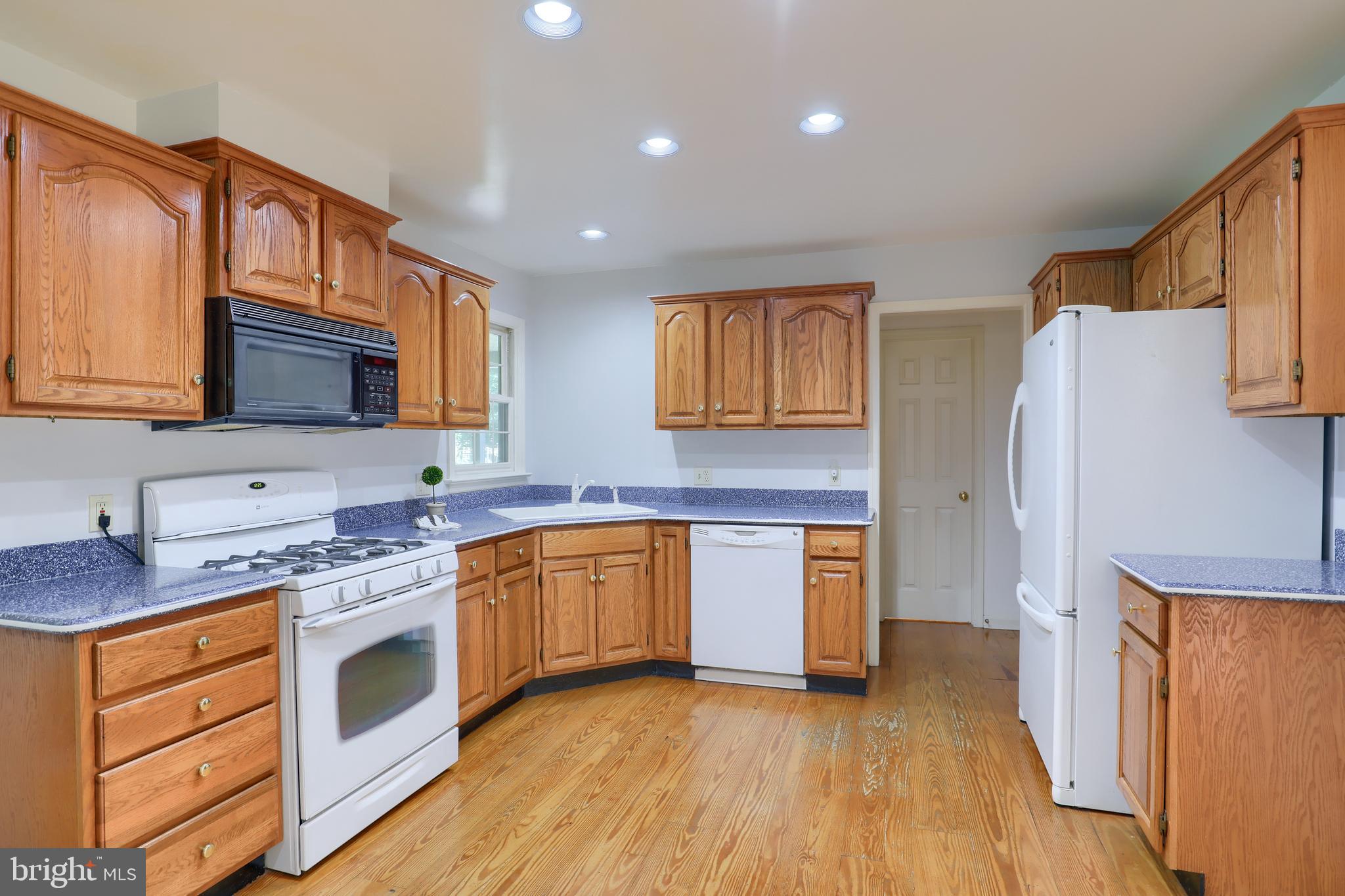 12 Round House Drive Lititz, PA 17543 - Photo 26 of 64 Kitchen with softwood floors.