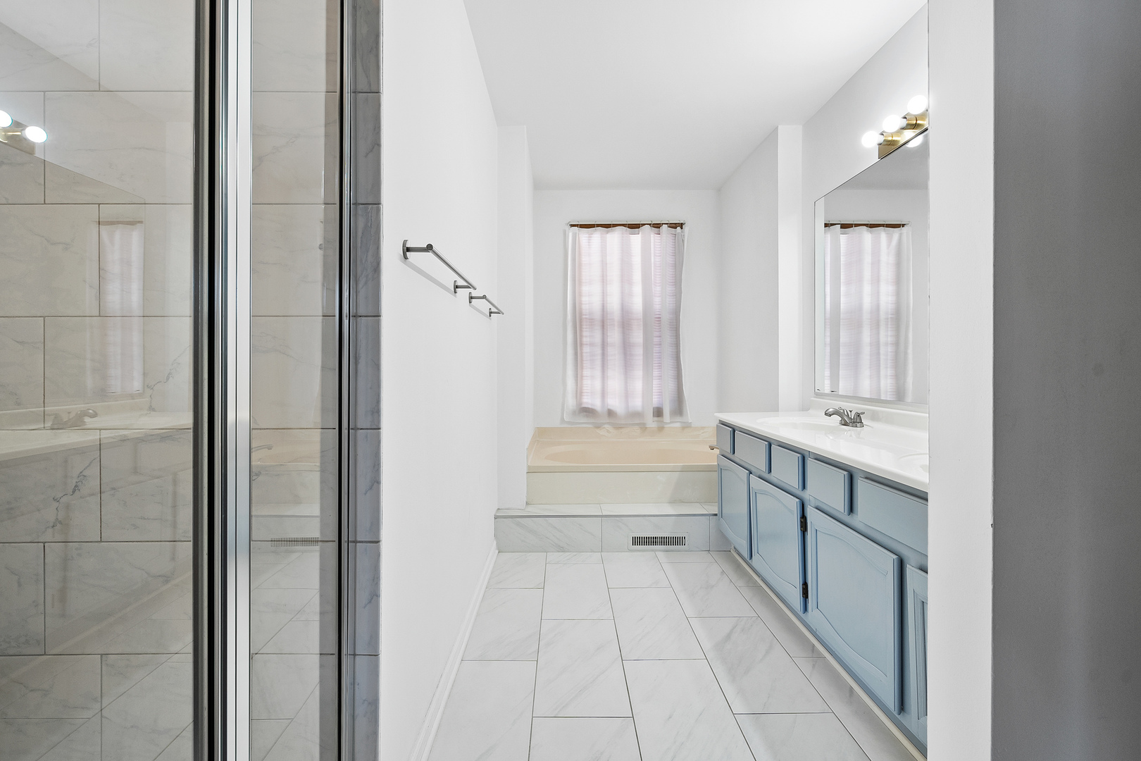 1404 West Sapphire Drive Hoffman Estates, IL 60192 - Photo 16 of 29 a bathroom with a tub sink shower and mirror